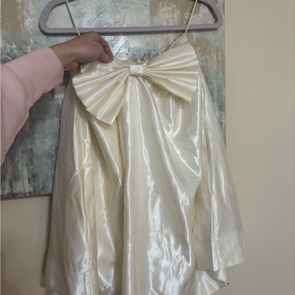 Chic Strapless Cream Dress with Bow